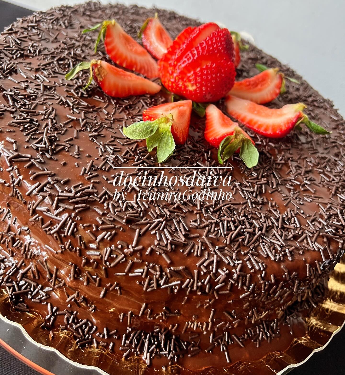 Chiffon de chocolate com morangos da Iva